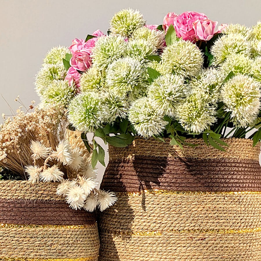 Bouquet mixte dans des paniers tressés, illustrant le volume apporté par l'Allium.
