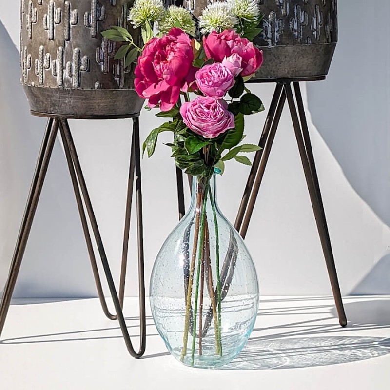 Présentation dans le vase en verre bullé entre deux cache-pots Cactus sur trépied.