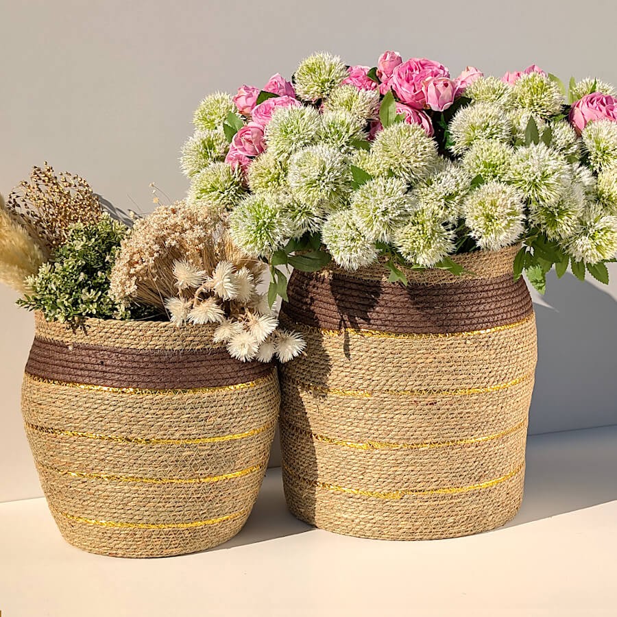 Mise en scène champêtre de l'Allium dans deux grands paniers Deco-Delight.