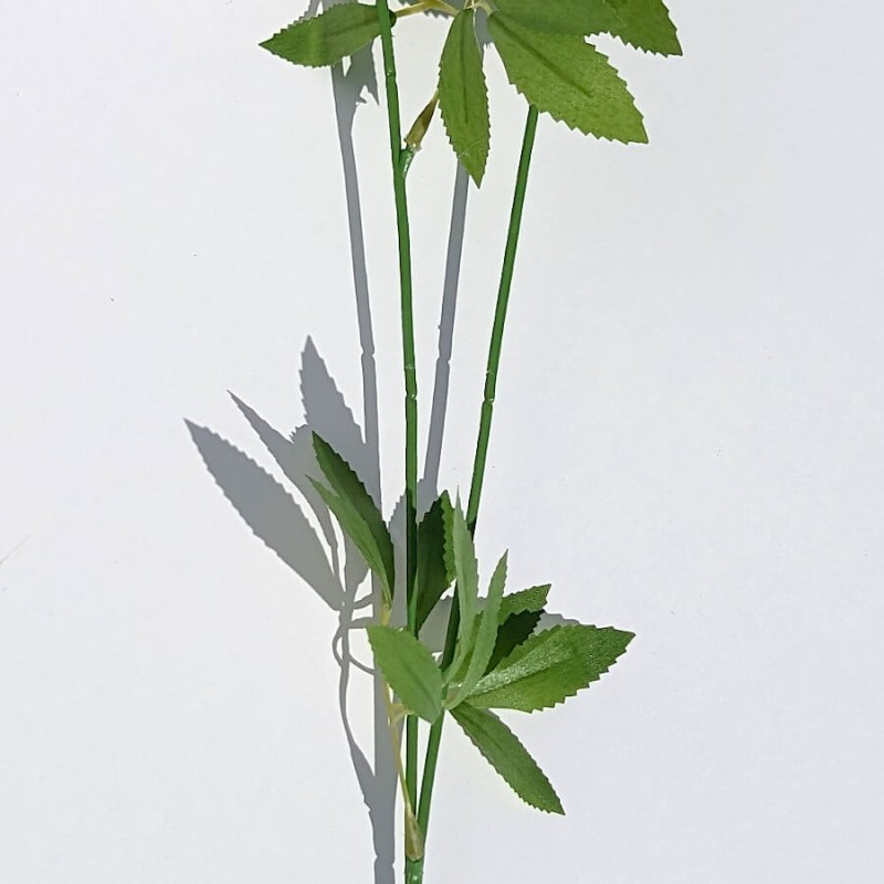 Zoom sur la base de la tige et le départ des feuilles pour apprécier la finition PVC.