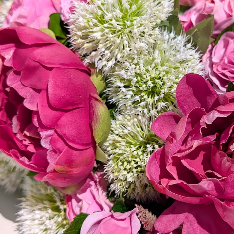 Zoom sur le contraste de matières entre l'Allium blanc et la pivoine fuchsia de la collection Deco-Delight.