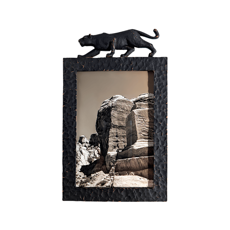 Vue de face du cadre photo avec une photo 10x15 cm de canyon, mettant en avant la panthère noire sur le dessus.