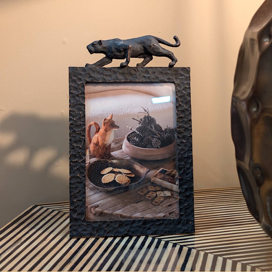 Présentation du cadre photo avec une photo d'intérieur cosy, vue de trois-quarts pour apprécier le relief.