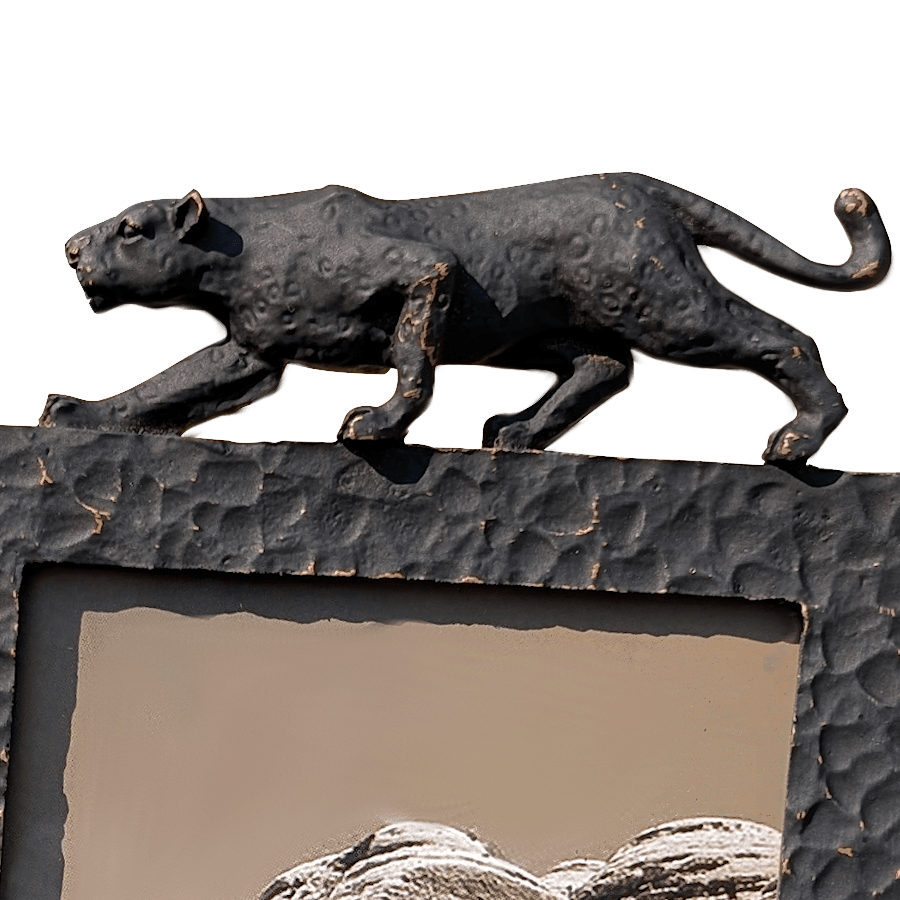 Gros plan sur la texture martelée du métal noir et les détails de la sculpture.