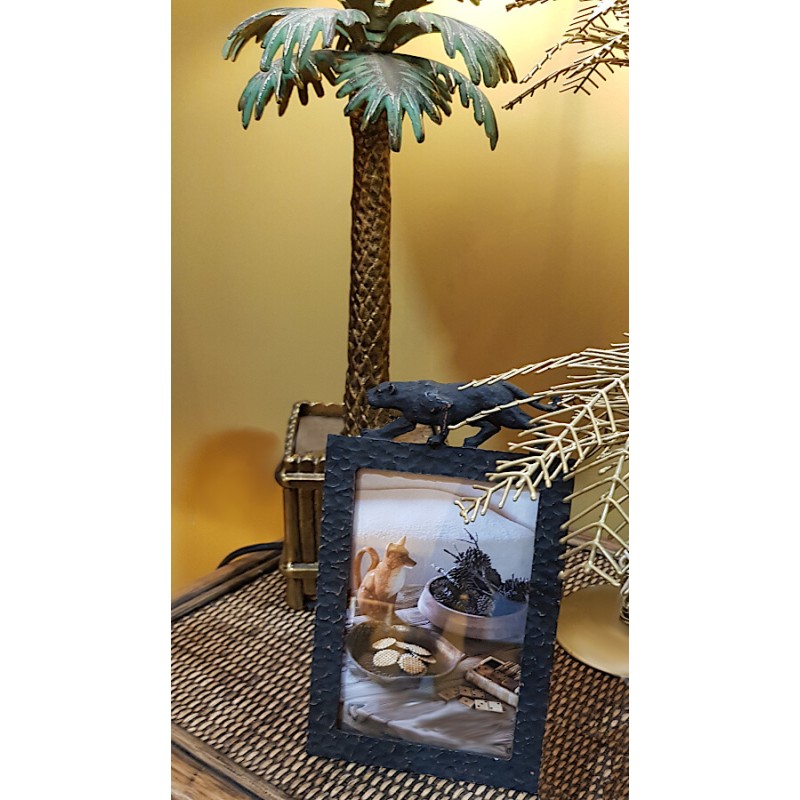 Mise en situation verticale sous un palmier doré pour une ambiance tropicale.