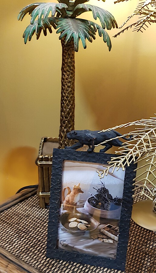 Mise en situation verticale sous un palmier doré pour une ambiance tropicale.