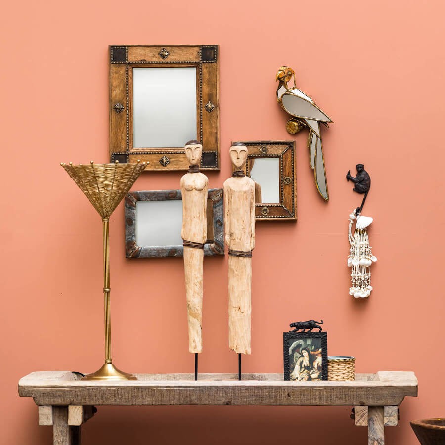 Composition murale "Jungle" incluant le cadre, des miroirs et des figurines exotiques.