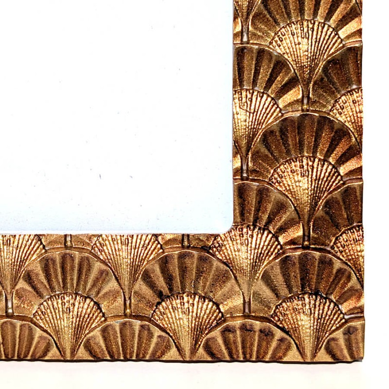 Zoom sur le coin inférieur montrant le détail des éventails sculptés.