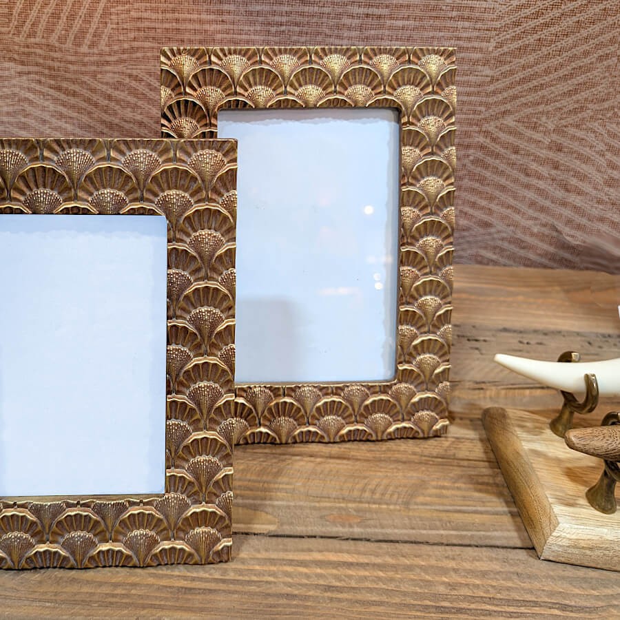 Duo de cadres photos pour un effet d'accumulation sur un bureau en bois.