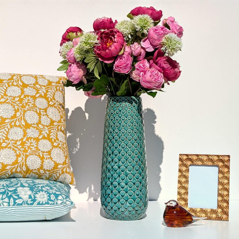 Mise en scène printanière avec vase turquoise et pivoines fuchsia de la collection Deco-Delight.