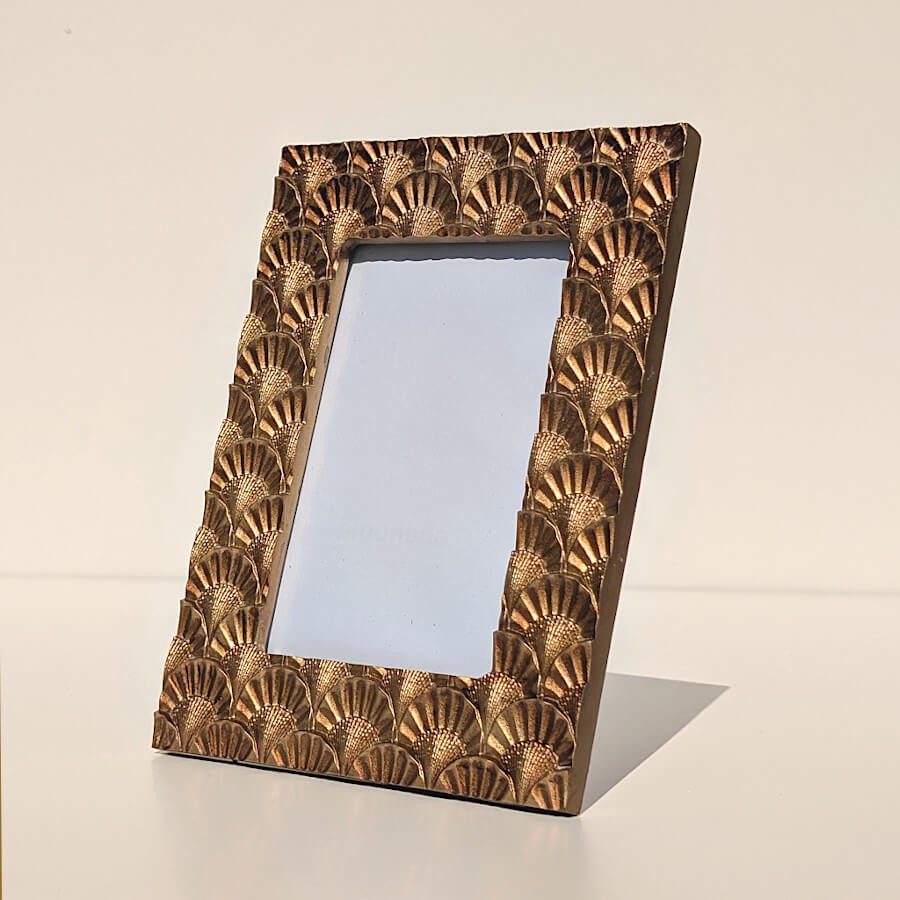 Vue de profil illustrant l'inclinaison naturelle du cadre.