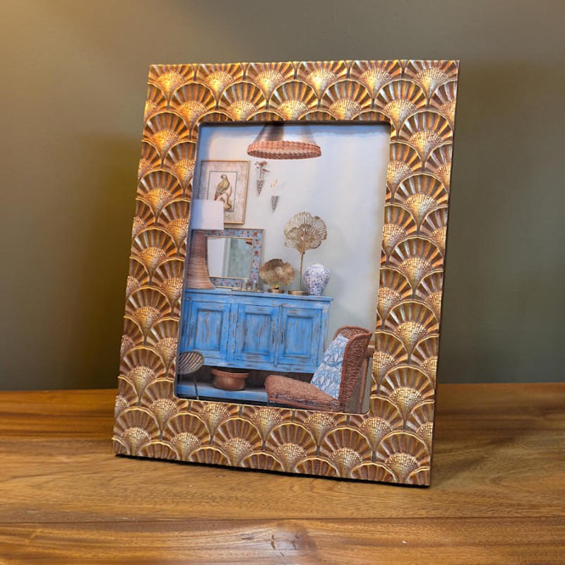 Le cadre exposé de face sur un plateau en bois rustique.