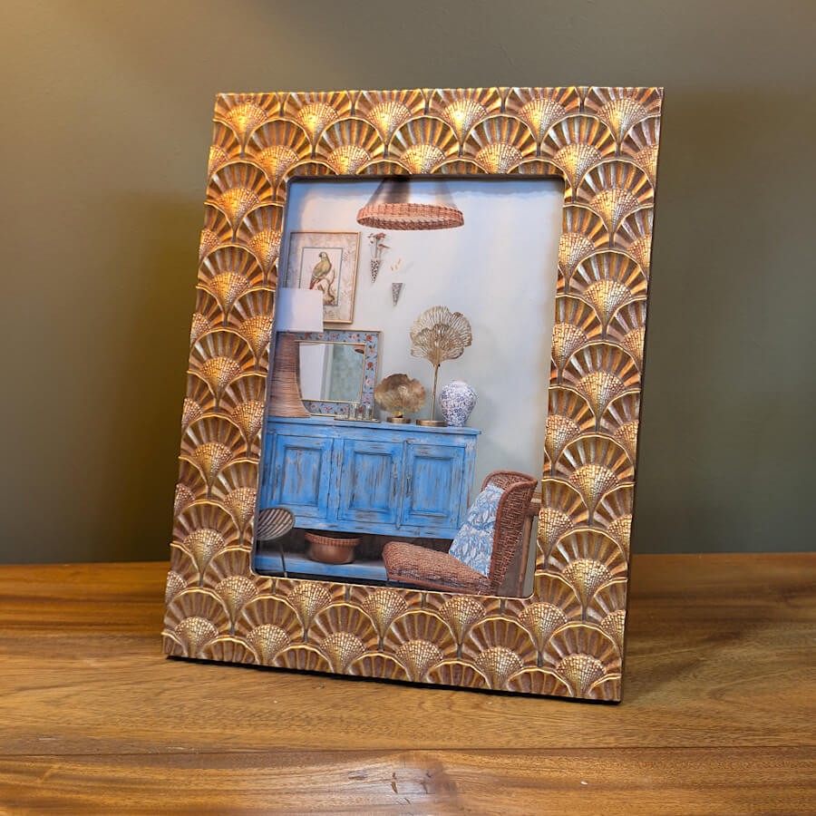 Le cadre exposé de face sur un plateau en bois rustique.