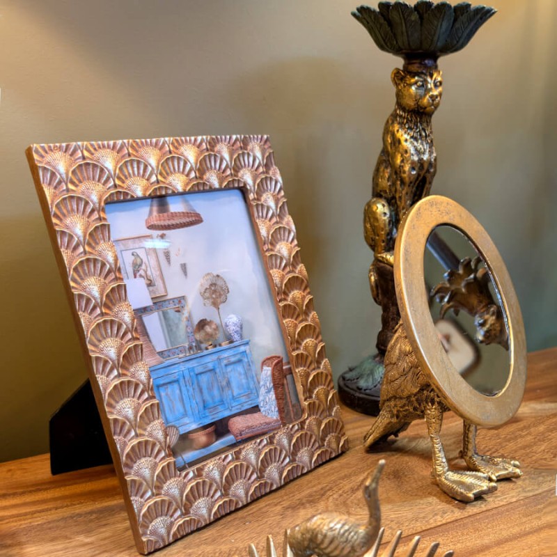 Composition avec miroir pieds palmés et statuette guépard du catalogue Deco-Delight.