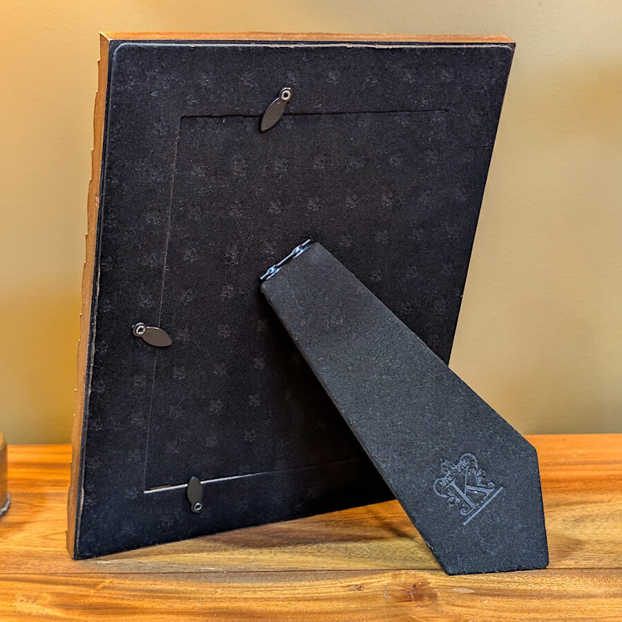 Vue arrière montrant le dos en velours noir et le pied chevalet.