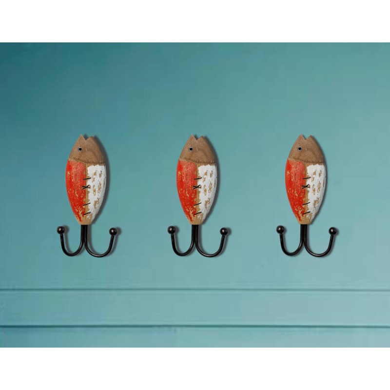 Trio de poissons rouges alignés sur un fond bleu lagon pour une inspiration déco murale.
