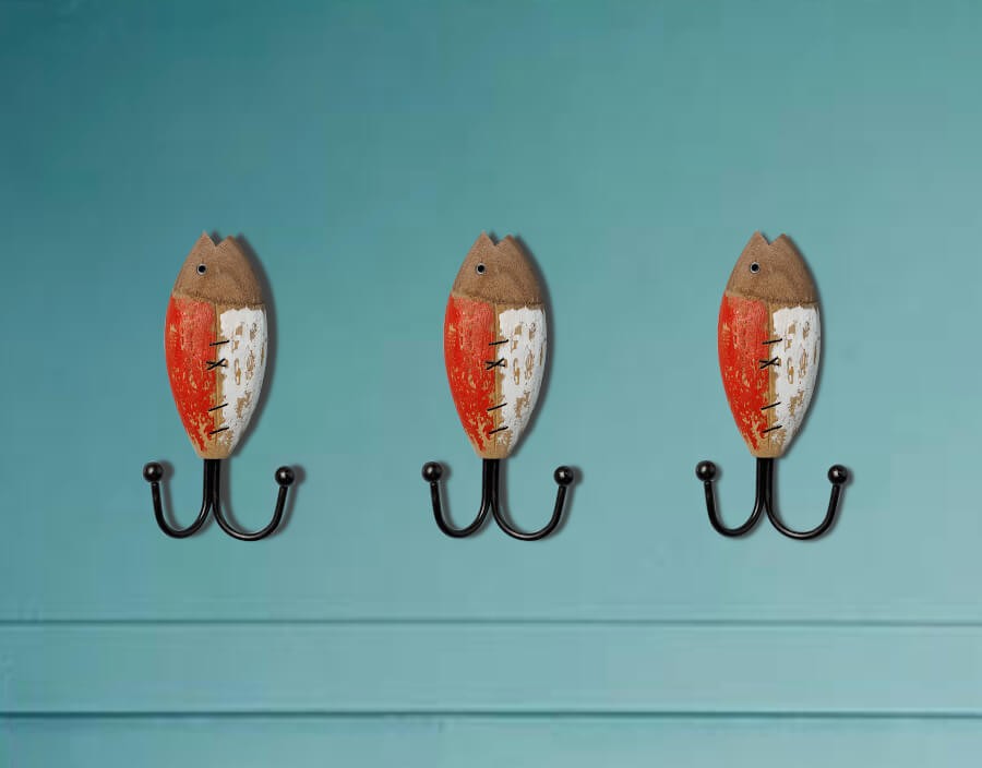 Trio de poissons rouges alignés sur un fond bleu lagon pour une inspiration déco murale.