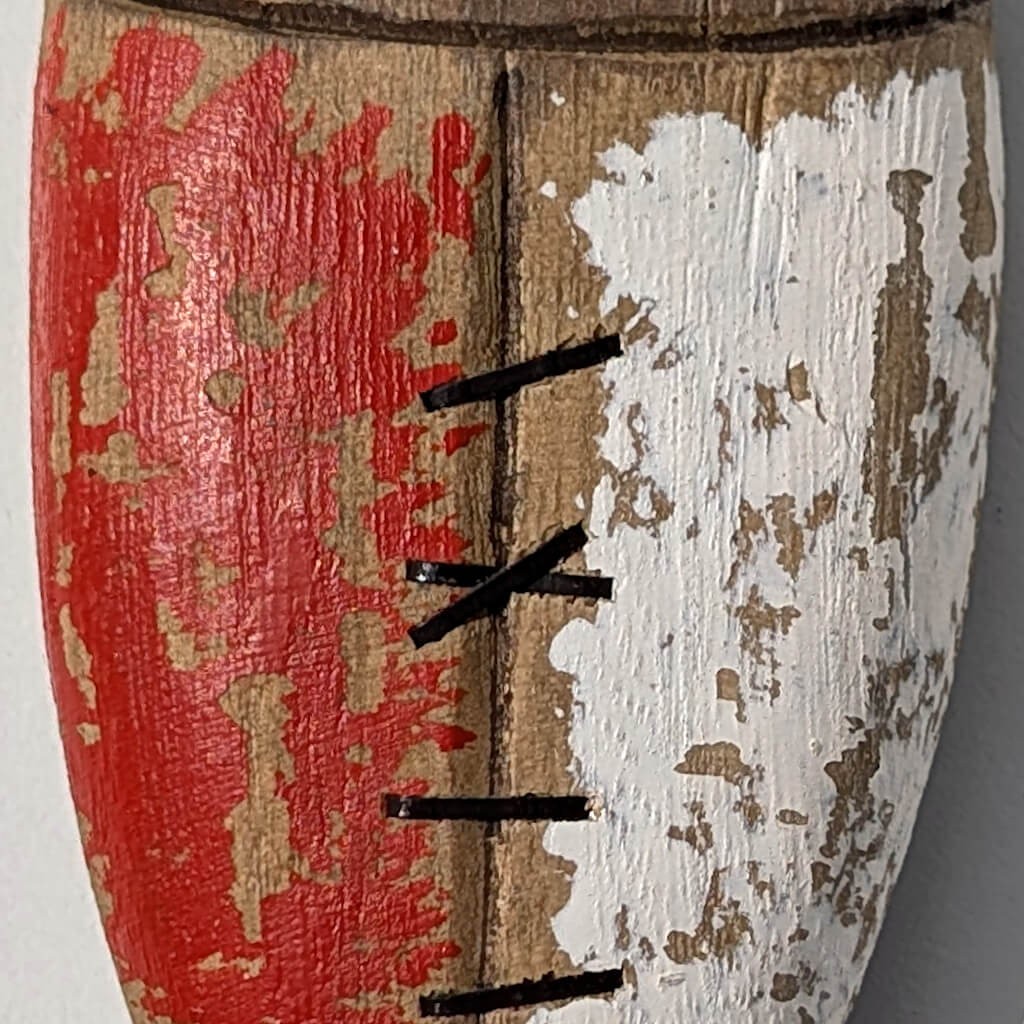 Gros plan sur la patine rouge écaillée soulignant l'aspect vintage.