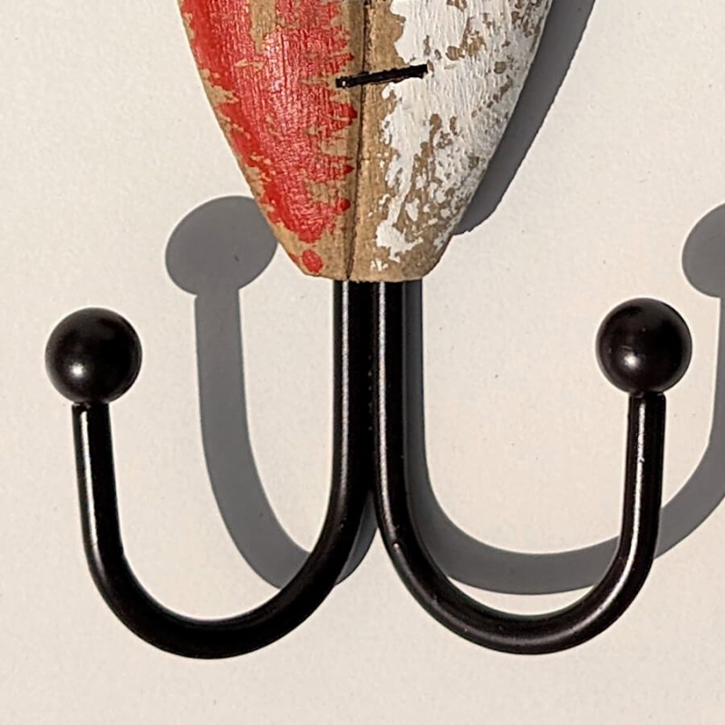 Détail rapproché du double crochet métallique noir avec deux boules d'accroche pour ne pas abîmer vos vêtements.