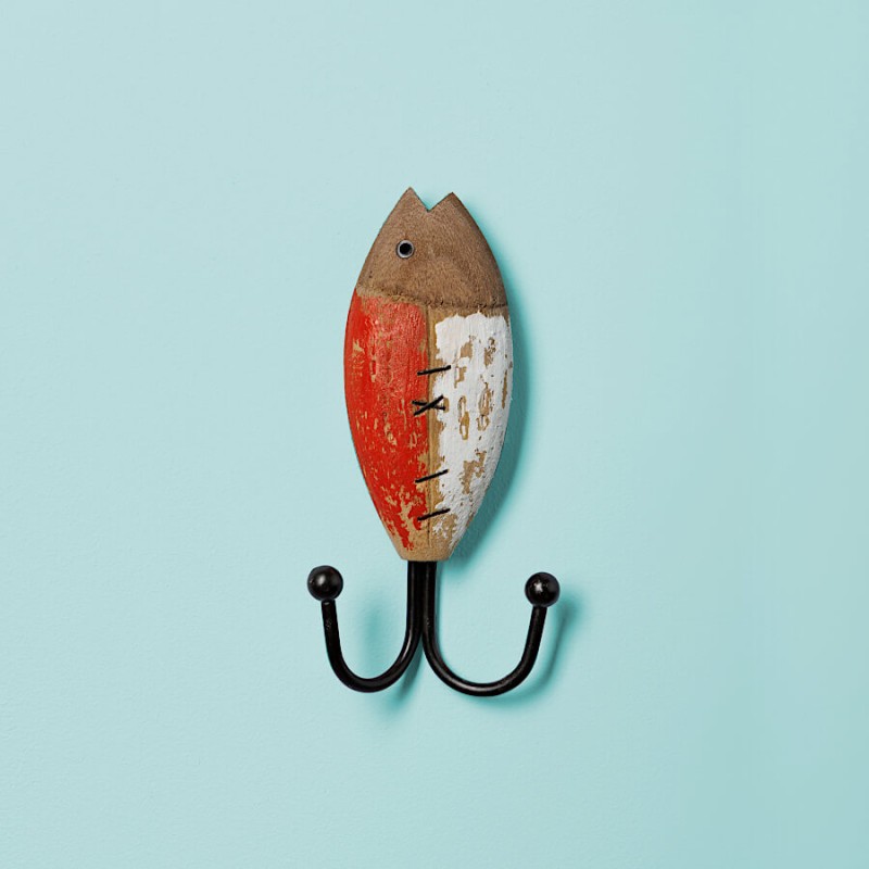 Le modèle rouge présenté sur un fond bleu clair pour un contraste marin.