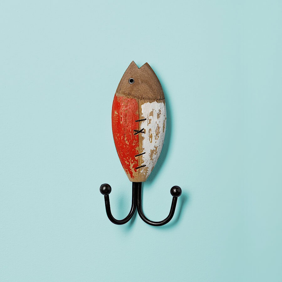 Le modèle rouge présenté sur un fond bleu clair pour un contraste marin.