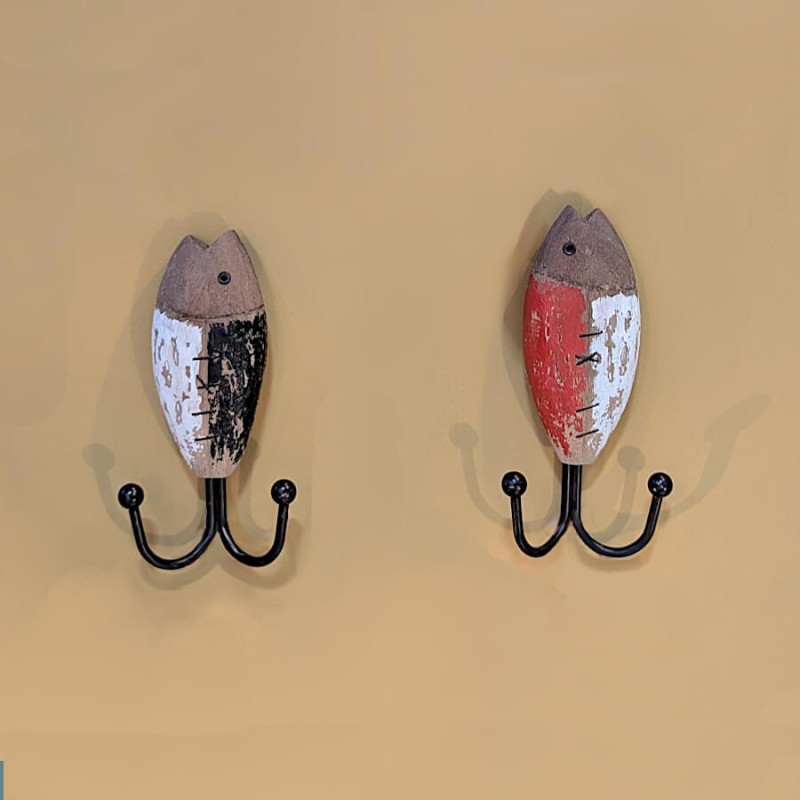 Comparaison de deux modèles de patères poissons rouge & blanc et noir & blanc aux nuances de patine uniques.