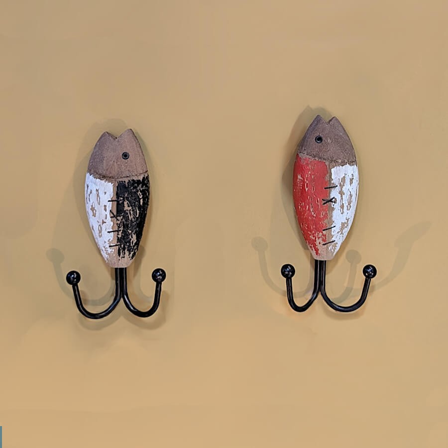 Comparaison de deux modèles de patères poissons rouge & blanc et noir & blanc aux nuances de patine uniques.