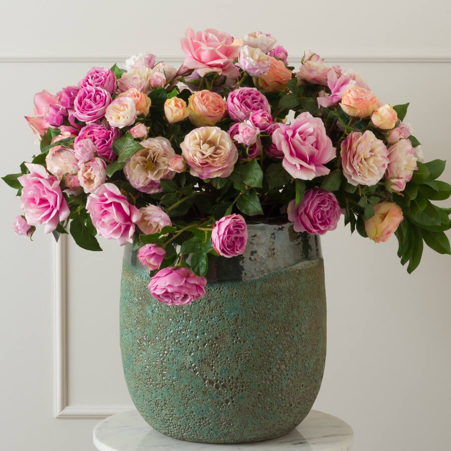 Composition généreuse en bouquet dans notre vase craquelé vert d'eau.