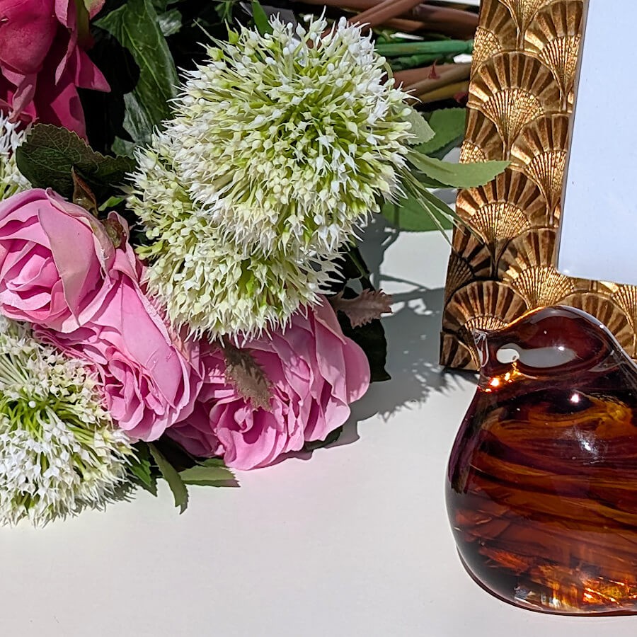 Détail des fleurs de pavot blanches et des baies accompagnant les roses.