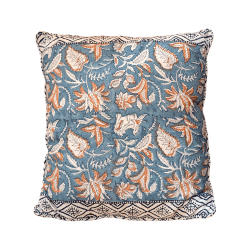 Vue de face du coussin présentant le motif floral bleu et terre de sienne.