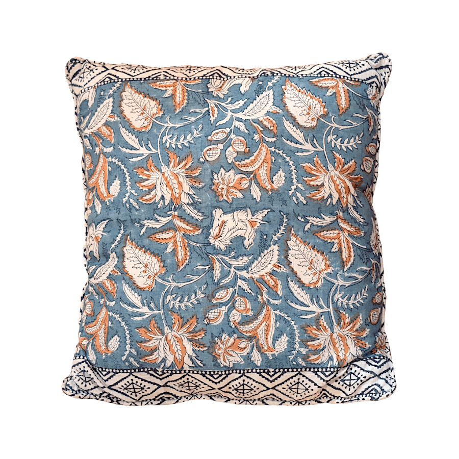 Vue de face du coussin présentant le motif floral bleu et terre de sienne.