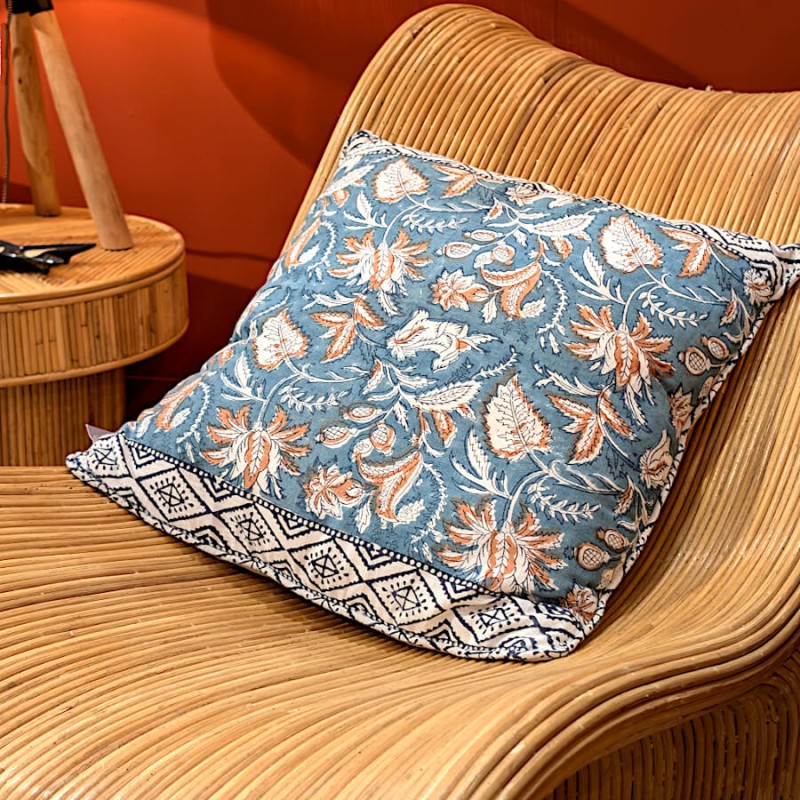 Mise en scène sur un fauteuil en rotin design pour un look bohème.