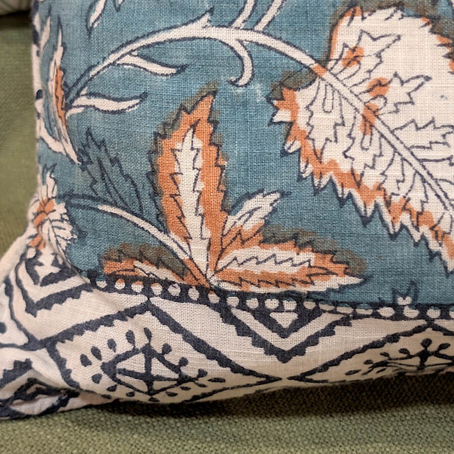 Zoom sur le motif végétal et la bordure géométrique du coton.