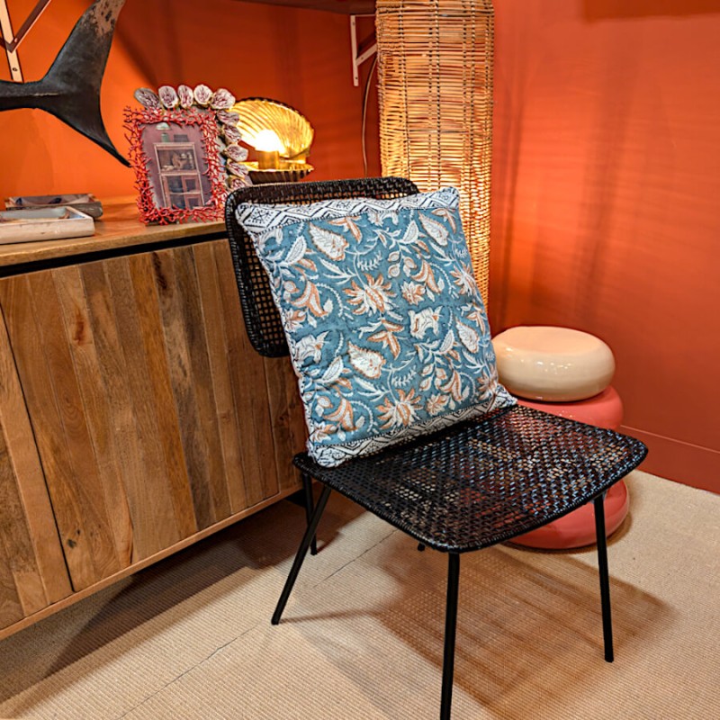 Gros plan sur une assise avec buffet en bois et éclairage tamisé.