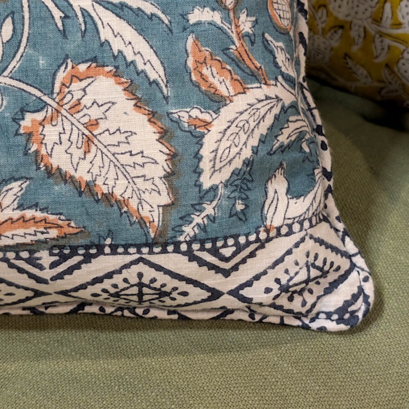 Détail de la finition de la bordure et du tissage 100% coton de ce coussin Deco-Delight.