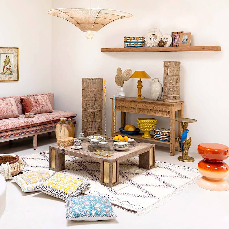 Vue d'un salon complet décoré dans un style artisanal et chaleureux.