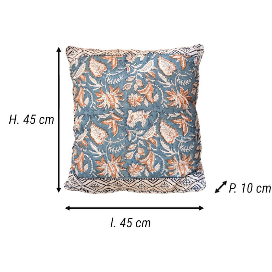 Informations techniques du coussin : dimensions 45 x 45 cm et épaisseur 10 cm.