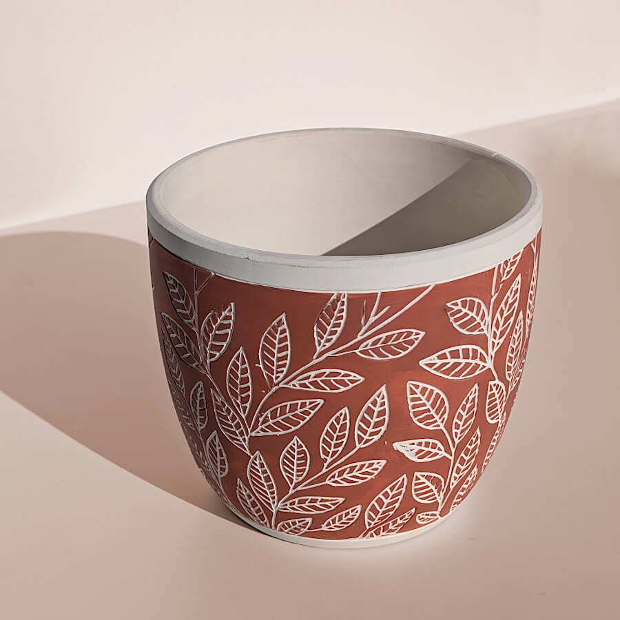 Vue de profil du cache-pot illustrant sa silhouette moderne et sa finition mate élégante.