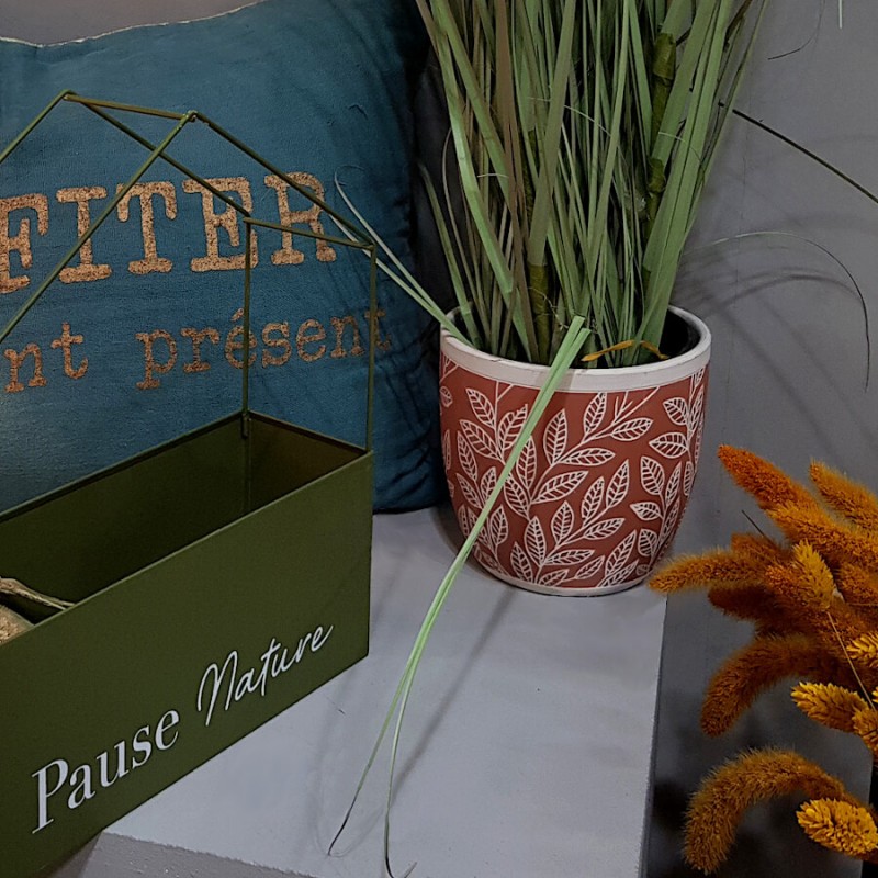 Intégration du cache-pot dans une décoration de salon aux accents bohèmes et organiques.