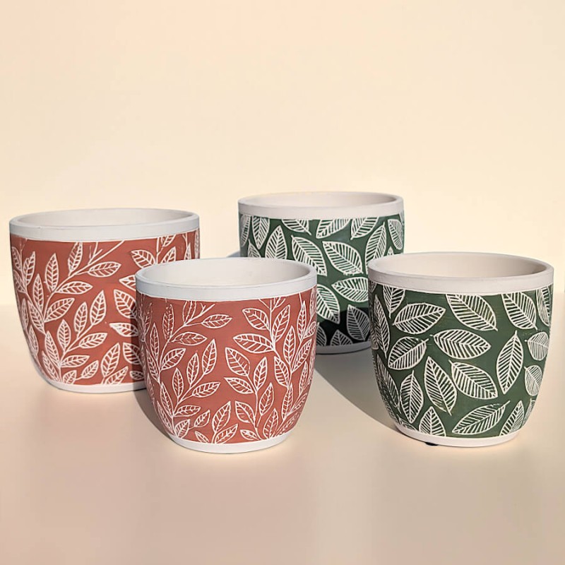 Présentation des déclinaisons : modèles terracotta et vert sauge disponibles en deux tailles.