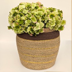 La tige d'hortensia présentée avec élégance dans un panier en osier tressé de la collection Deco-Delight.