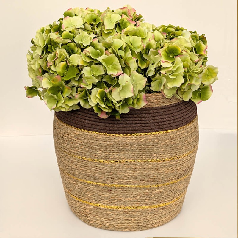 La tige d'hortensia présentée avec élégance dans un panier en osier tressé de la collection Deco-Delight.