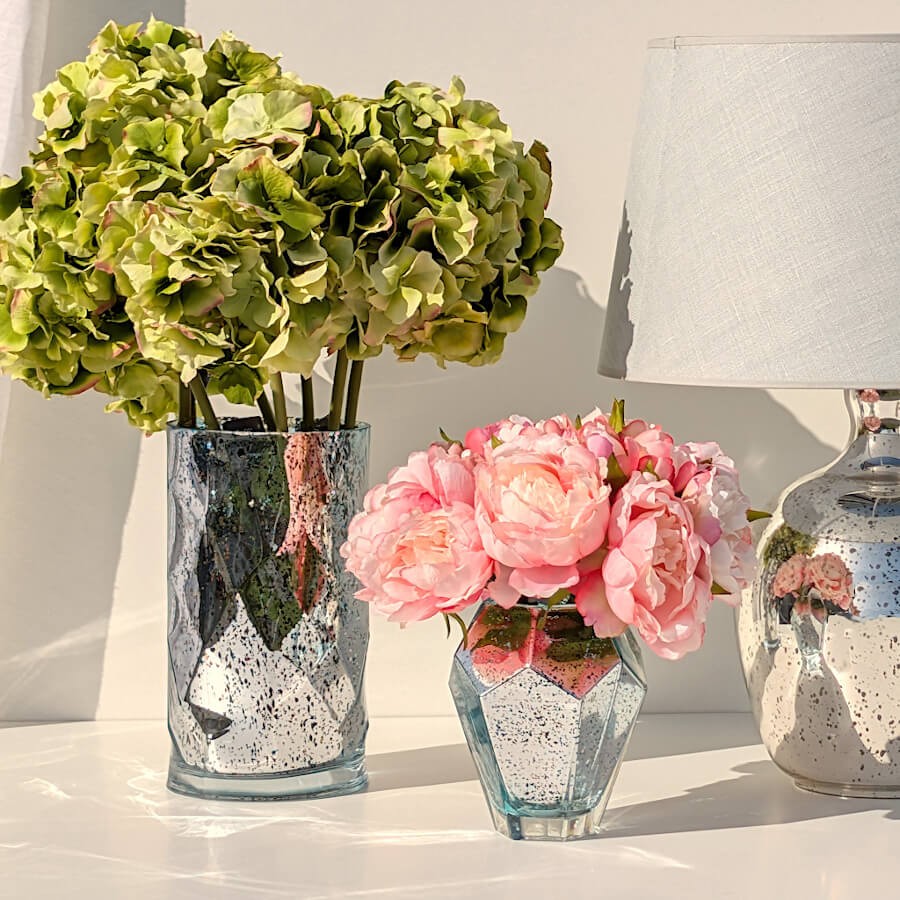 L'hortensia mis en scène dans un vase en verre ciselé aux côtés d'un bouquet rose, toujours chez Deco-Delight.