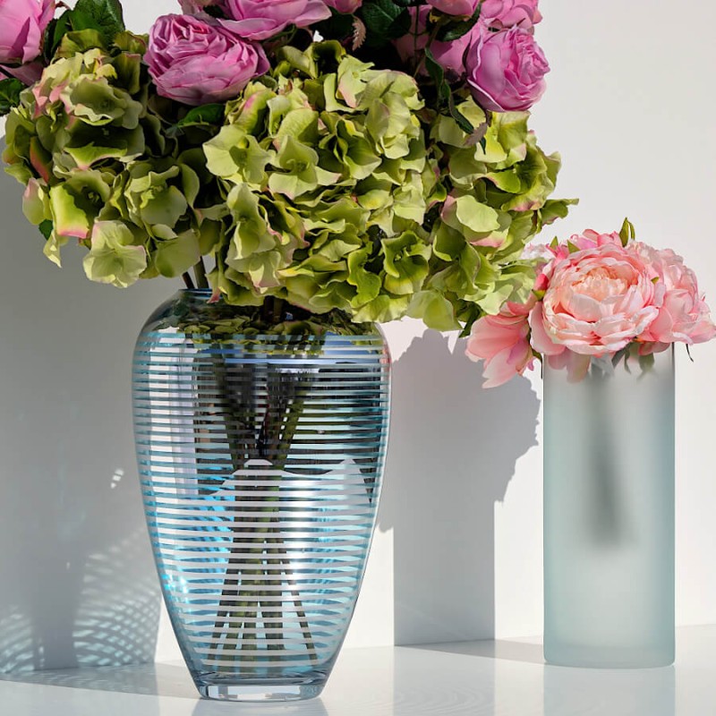 Duo d'hortensias apportant du volume dans notre vase Best seller en verre bleu strié.
