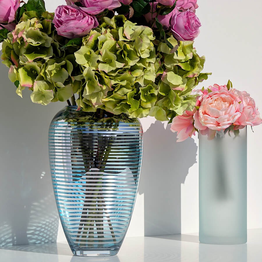 Duo d'hortensias apportant du volume dans notre vase Best seller en verre bleu strié.