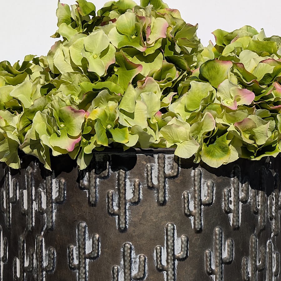 L'hortensia dans un cache-pot métallique à motifs cactus du catalogue Deco-Delight.