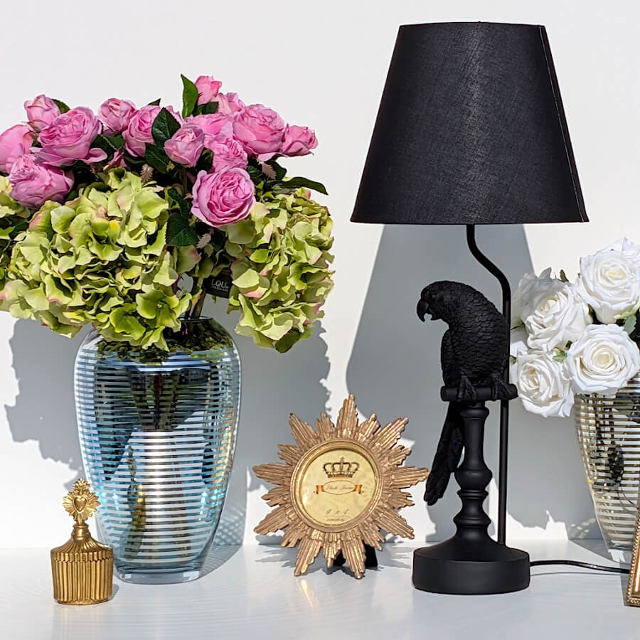 Composition décorative complète avec hortensia, pivoines, cadre photo et notre lampe à poser Perroquet.