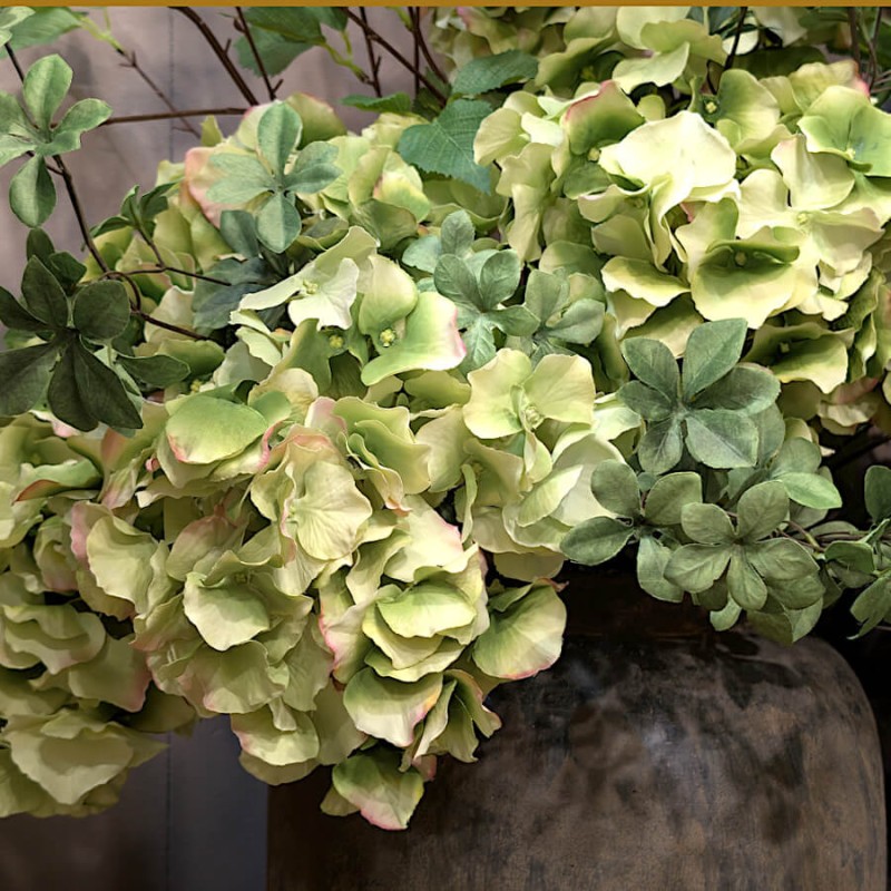 Vue rapprochée d'une tête florale illustrant la densité et la qualité du polyester.