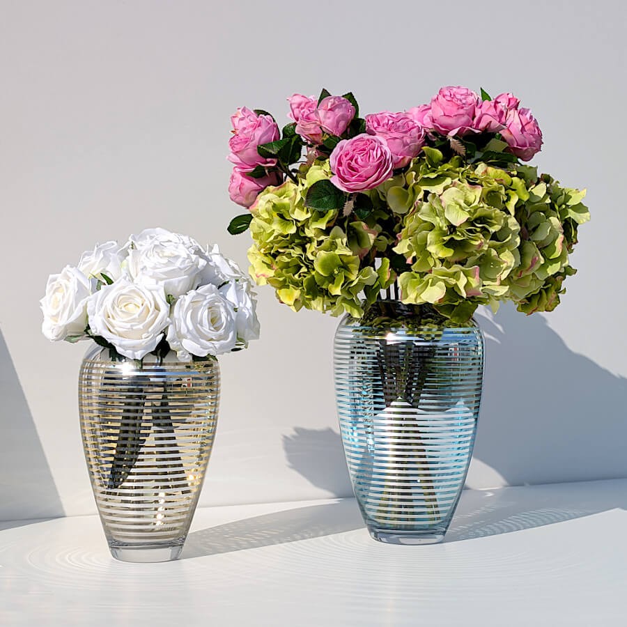 Bouquet mixte chic associant l'hortensia et des roses éternelles blanches dans des vases Deco-Delight.