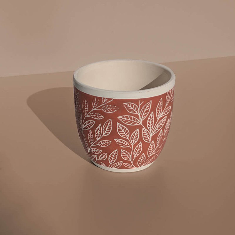 Vue épurée du petit cache-pot soulignant sa teinte terracotta chaleureuse et mate.